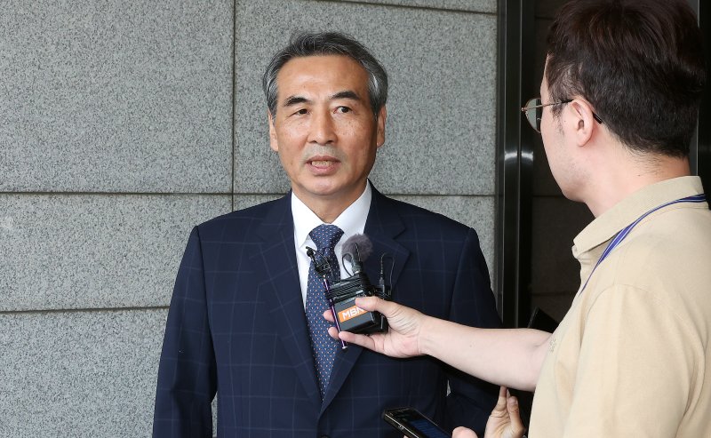 윤석열 전 대통령의 부인 김건희 여사 의혹 관련 사건을 맡은 민중기 특별검사가 18일 오후 서울중앙지방검찰청에서 박승환 검사장 직무대리와 면담을 마친 뒤 취재진 질문에 답변하고 있다. 2025.6.18 /사진=뉴스1