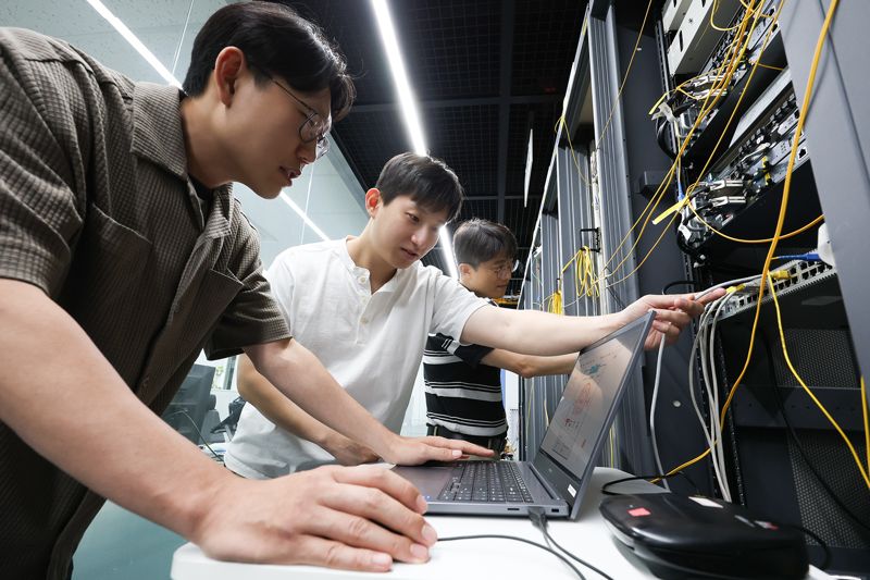 <span id='_stock_code_030200' data-stockcode='030200'>KT</span> 직원들이 차세대 기가 이더넷 스위치 장비 점검을 진행하고 있다. KT 제공