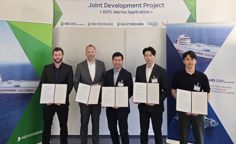 노르웨이 선급 루카스 엔지니어(Luka RITT Approval Engineer), 투이 크루즈 크리스티안 레르허 선단 운영 및 보건 담당 이사(Christian Lerche Director Fleet Operation&Health), HD유럽연구센터장 염구섭 상무, HD하이드로젠 사업개발팀 변준영 책임, HD한국조선해양 선박연료전지시스템연구실 김민석 책임(사진 왼쪽부터). <span id='_stock_code_267250' data-stockcode='267250'>HD현대</span> 제공