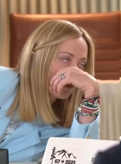 에마뉘엘 마크롱 프랑스 대통령의 귓속말에 눈을 더 크게 뜨고 짜증스러운 듯 눈알을 위로 굴리는 조르자 멜로니 이탈리아 총리. 사진=엑스 캡처