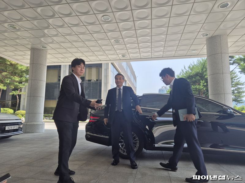 18일 서울 서초구 서울고검에 민중기 특별검사가 검찰 수사팀 수뇌부를 만나기 위해 방문했다. /사진=김동규 기자