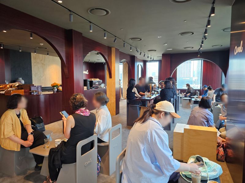 <span id='_stock_code_004170' data-stockcode='004170'>신세계</span>백화점 본점 13층 식당가에 새로 오픈한 '카펠 커피' 내부 전경. 신세계백화점 제공