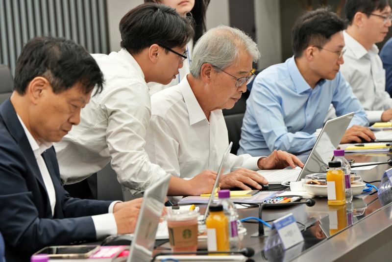 임종룡 우리금융그룹 회장(왼쪽 세번째)이 지난 18일 서울 중구 본사에서 열린 'ChatGPT 활용 실습 연수'에서 실습을 하고 있다. 우리금융 제공