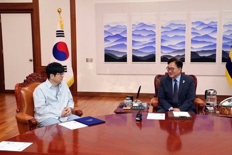 우원식 국회의장이 지난 12일 국회의장 행사기획자문관으로 탁현민 전 문재인 정부 청와대 의전비서관을 국회의장 행사기획자문관으로 위촉했다.국회의장실 제공. /사진=뉴시스