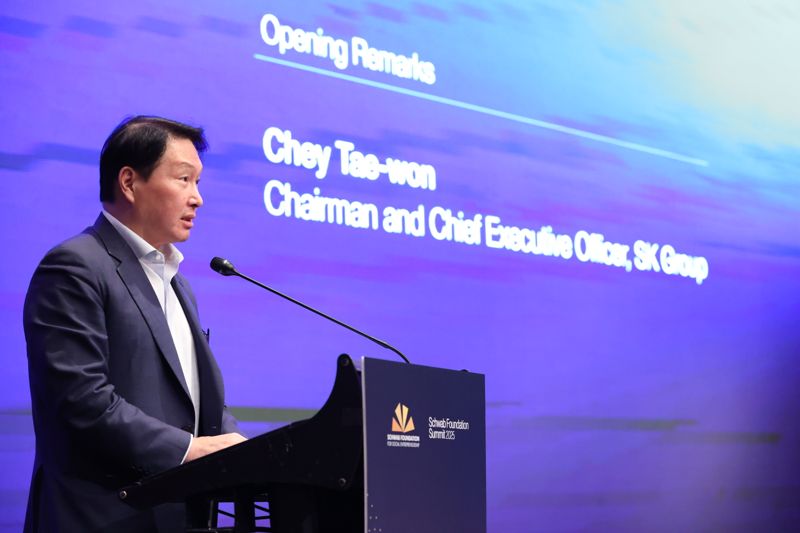 최태원 SK 회장이 19일 서울 여의도 콘래드 호텔에서 개최된 세계경제포럼 슈왑재단 총회에서 발언하고 있다. SK 제공