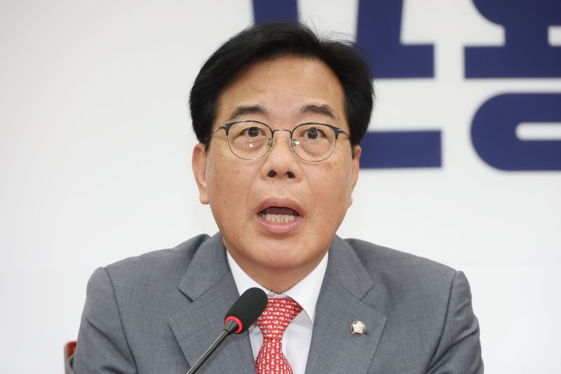 송언석 국민의힘 원내대표가 19일 오전 서울 여의도 국회에서 열린 비리백화점 이재명 정부 인사청문회 대책회의에서 발언하고 있다. 뉴스1