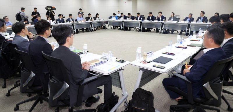 이한주 국정기획위원장이 19일 세종시 정부세종컨벤션센터에서 열린 경제2분과 산업통상자원부 업무보고에서 모두발언을 하고 있다. 뉴시스