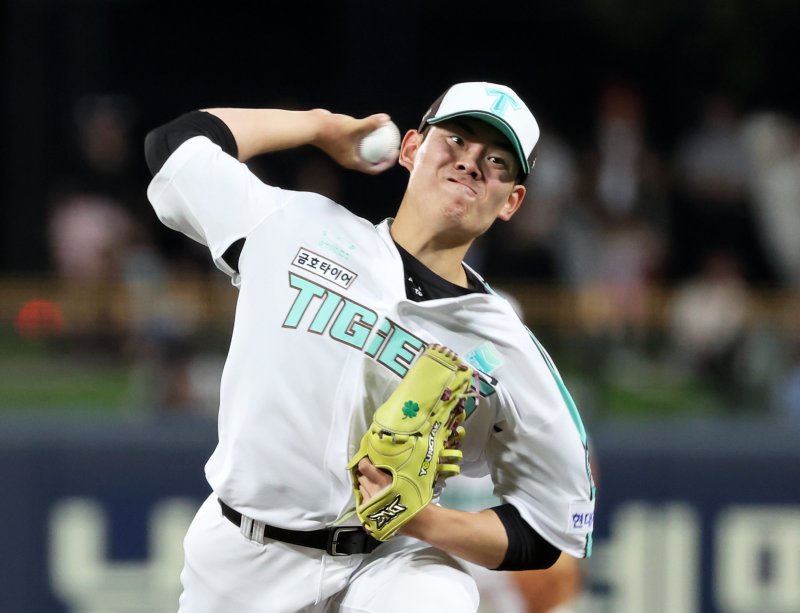 19일 광주기아챔피언스필드에서 열린 프로야구 kt wiz와 KIA 타이거즈의 경기. KIA 성영탁이 9회에 투구하고 있다.연합뉴스