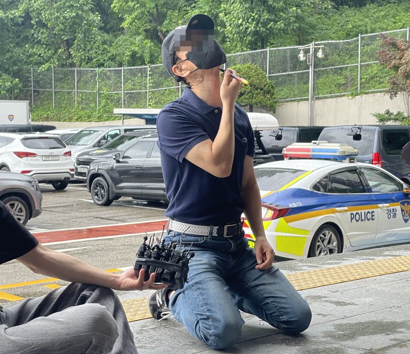 강남의 한 건물 옥상에서 의대생 최모씨가여자 친구를 흉기로 살해한 사건에 대해 피해자 유족 측이 20일 오전 서울 서초경찰서에 고소장을 제출한 뒤 기자들에게 범행 당시를 재연하고 있다. &#x2F;사진&#x3D;뉴시스