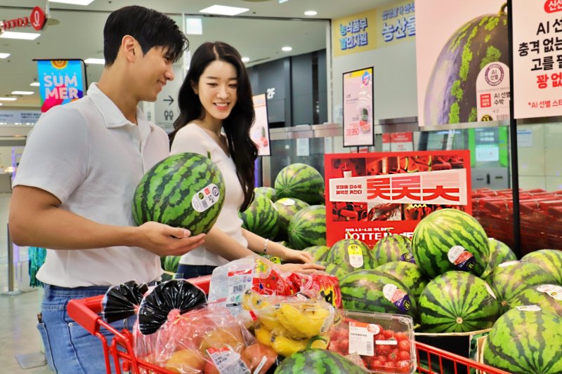 고객들이 마트에서 쇼핑하는 모습. 롯데 유통군 제공