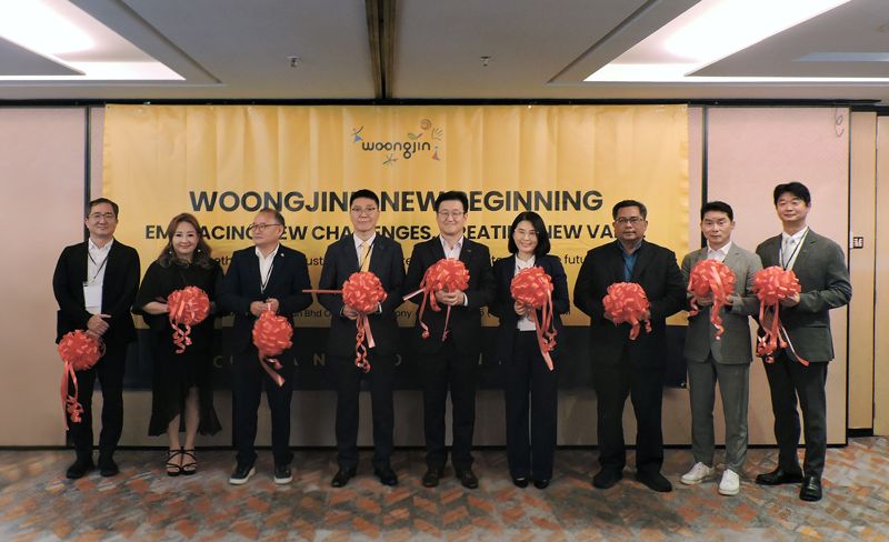 지난 17일 말레이시아 아마리 쿠알라룸푸르 호텔에서 열린 <span id='_stock_code_016880' data-stockcode='016880'>웅진</span> 말레이시아 법인 개소식에서 이수영 웅진 대표이사(왼쪽 다섯번째)가 기념 촬영을 하고 있다. 웅진그룹 제공