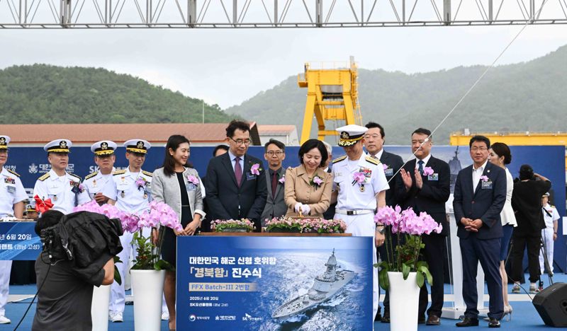 20일 경남 고성군 SK오션플랜트에서 열린 울산급 Batch-Ⅲ 2번함 경북함 진수식에서 양용모 해군참모총장의 부인 최혜경 여사가 진수도끼를 이용해 진수줄을 자르고 있다. 진수줄 절단은 태어난 아기의 태줄을 끊듯 새로 건조함 함정에 생명력을 불어넣는다는 의미다. 해군 제공