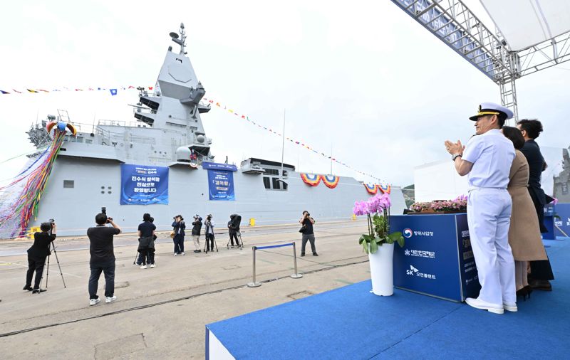 20일 경남 고성군 SK오션플랜트에서 열린 울산급 Batch-Ⅲ 2번함 경북함 진수식에서 양용모 해군참모총장 내외를 비롯한 행사 관계관들이 안전항해 기원의식을 하고 있다. 해군 제공