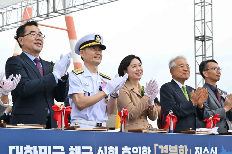 20일 경남 고성군 SK오션플랜트에서 열린 울산급 Batch-Ⅲ 2번함 경북함 진수식에서 양용모 해군참모총장 내외를 비롯한 행사 관계관들이 안전항해 기원의식을 하고 있다. 해군 제공