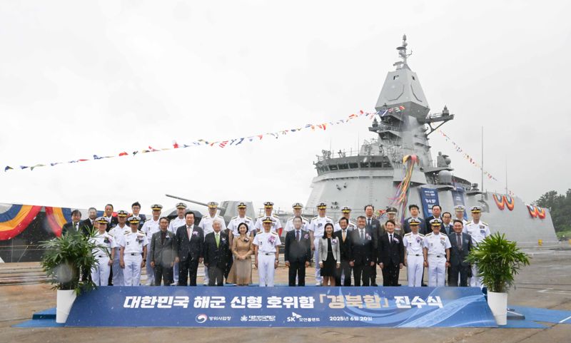 20일 경남 고성군 SK오션플랜트에서 열린 울산급 Batch-Ⅲ 2번함 경북함 진수식에서 양용모 해군참모총장(사진 1열 왼쪽에서 7번째), 이승철 SK오션플랜트 대표이사(사진 1열 왼쪽에서 8번째)를 비롯한 행사 참가자들이 기념사진을 촬영하고 있다. 해군 제공