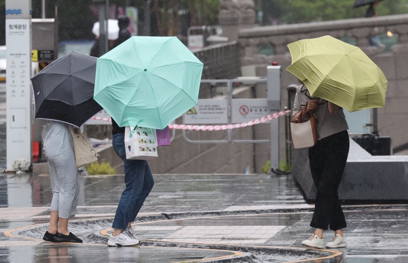 서울 강한 비바람 (서울&#x3D;연합뉴스) 서명곤 기자 &#x3D; 서울에 호우주의보가 내려진 20일 서울 청계광장에서 시민들이 강한 비바람에 발걸음을 재촉하고 있다. 2025.6.20 seephoto@yna.co.kr (끝)