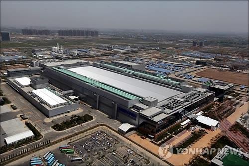 미국 상무부가 한국 삼성전자와 <span id='_stock_code_000660' data-stockcode='000660'>SK하이닉스</span>, 대만 TSMC의 중국 공장에 대한 미 반도체 장비 반입 금지 면제를 철회하는 것을 검토하고 있다고 월스트리트저널(WSJ)이 20일(현지시간) 보도했다. 사진은 삼성전자의 중국 시안 반도체 공장. 연합뉴스