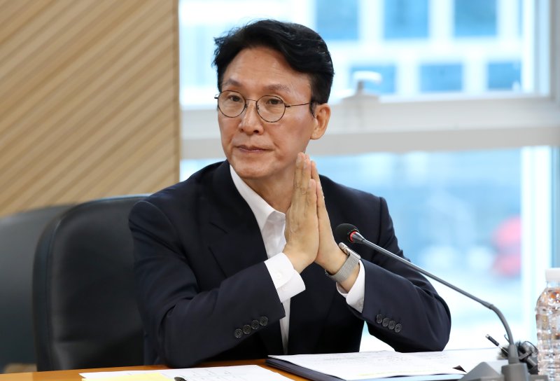 김민석 국무총리 후보자가 20일 오전 대구 수성구 알파시티 내 대구디지털혁신진흥원에서 열린 &#39;인공지능 전환(AX) 연구거점 조성을 위한 경청 간담회&#39;에서 참석자 인사를 듣고 있다. 2025.6.20&#x2F;뉴스1 ⓒ News1 공정식 기자 &#x2F;사진&#x3D;뉴스1