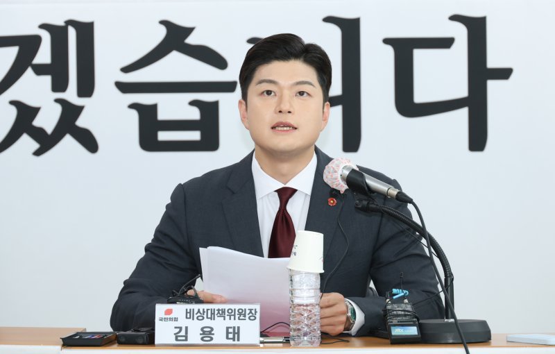 제주 찾은 김용태 국민의힘 비대위원장 (제주=연합뉴스) 변지철 기자 = 국민의힘 김용태 비상대책위원장이 21일 제주시 연삼로 국민의힘 제주도당사에 마련된 간담회 자리에서 모두 발언하고 있다. 2025.6.21 bjc@yna.co.kr (끝)