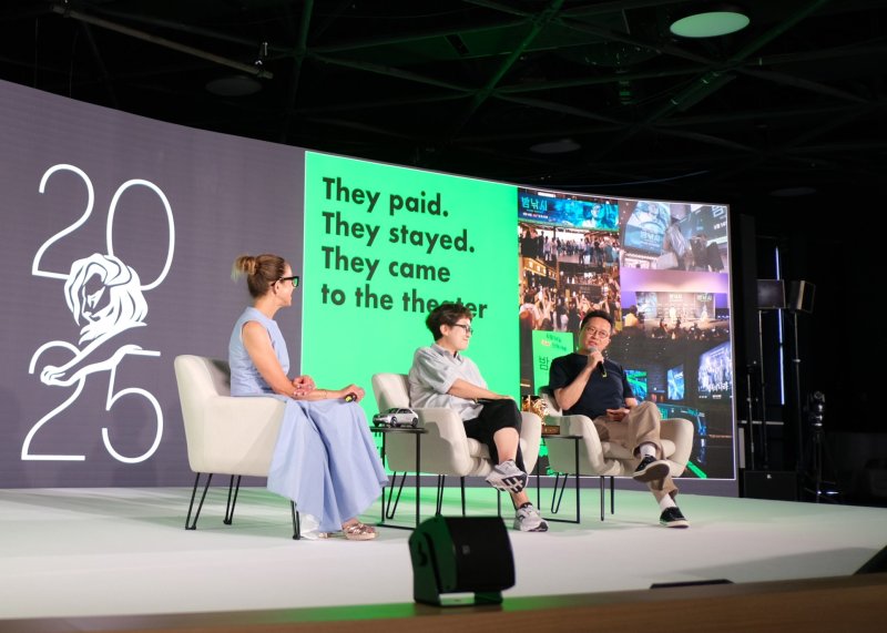 국제 광고제 &#39;칸 라이언즈 2025&#39; 공식 세미나에 초청돼 4대 메인 스테이지인 로통드 스테이지에서 이노션 미국 자회사 캔버스 월드와이드의 크리스티 린드(왼쪽) 최고 고객 책임자(CCO), 김정아(왼쪽 두번째) 이노션 최고 크리에이티브 책임자(CCO) 부사장, 지성원(오른쪽) 현대자동차 브랜드마케팅본부장 전무가 세미나를 진행하는 모습. 사진&#x3D;현대차 제공