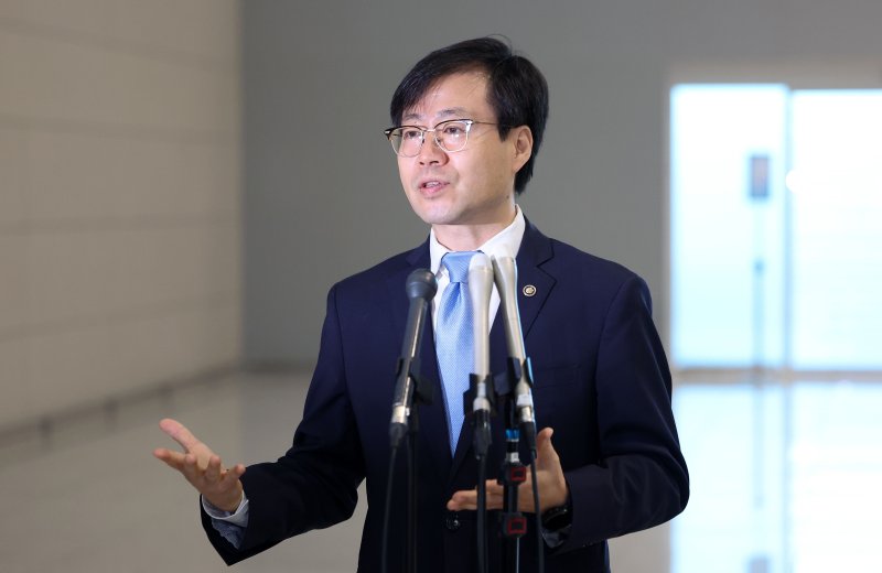 대미 통상 관련 협상 총괄을 맡고 있는 여한구 산업통상자원부 통상교섭본부장이 22일 인천국제공항을 통해 미국으로 출국하며 취재진과 만나 정부 입장을 설명하고 있다. 뉴시스 