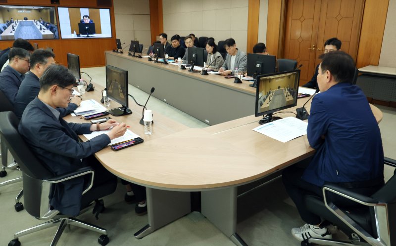 22일 서울 여의도 한국거래소 서울사옥에서 정은보 거래소 이사장이 미국의 이란 핵시설 공습이 국내 증시에 미치는 영향을 점검하기 위해 열린 긴급 시장점검회의를 주재하고 있다. [한국거래소 제공]&#x2F; 사진&#x3D;연합뉴스