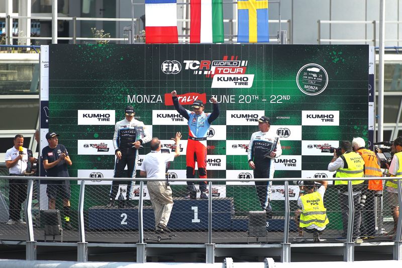 노버트 미첼리즈 선수가 지난 20일~22일(현지시간) 열린 &#39;2025 TCR 월드투어&#39; 3라운드 이탈리아 대회에서 우승을 차지하고 포디움에서 기뻐하는 모습. 현대자동차 제공