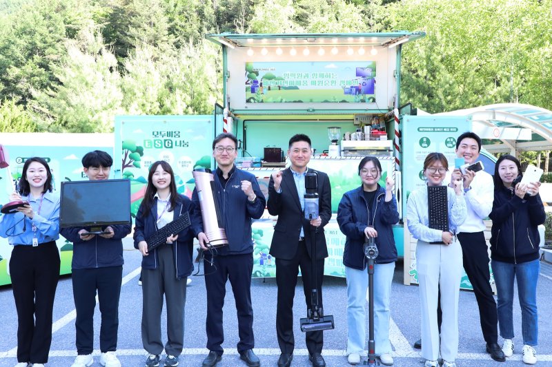 폐전기전자기기 기부 캠페인에 참여한 강원랜드 임직원들. 강원랜드 제공