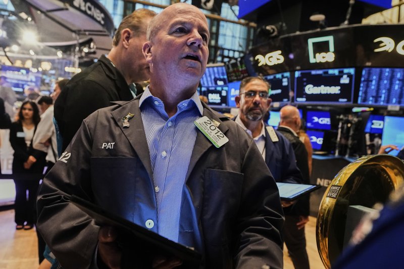 미국 뉴욕시의 뉴욕증권거래소(NYSE)에서 23일(현지시간) 한 중개인이 시황판을 보고 있다. 이날 뉴욕 증시는 미국과 이란 간 충돌에 대한 우려에도 불구하고 일제히 상승했다. AP 연합