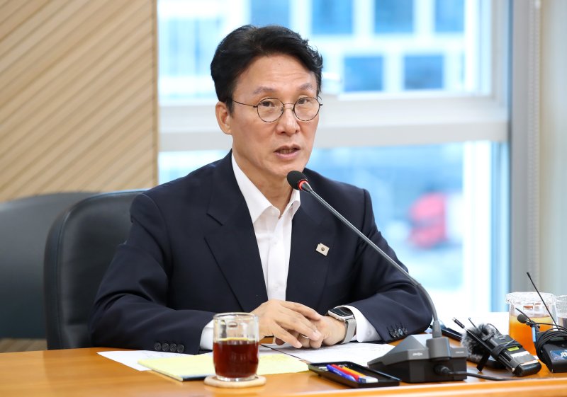 [대구&#x3D;뉴시스] 이무열 기자 &#x3D; 김민석 국무총리 후보가 20일 대구 수성구 대구디지털혁신진흥원에서 열린 AX 연구거점 조성을 위한 경청 간담회에서 인사말을 하고 있다. 2025.06.20. lmy@newsis.com &#x2F;사진&#x3D;뉴시스