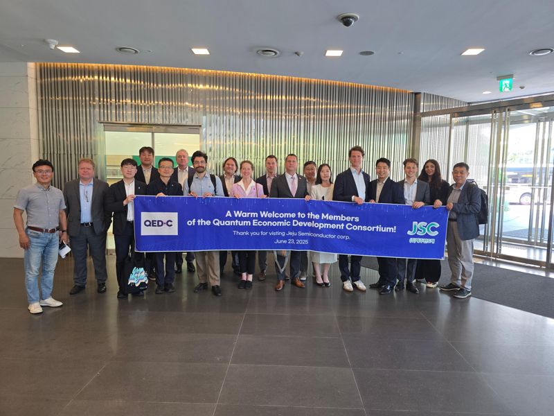 <span id='_stock_code_080220' data-stockcode='080220'>제주반도체</span> 판교사무실을 방문한 QED-C 대표단이 기념 촬영을 하고 있다. 제주반도체 제공