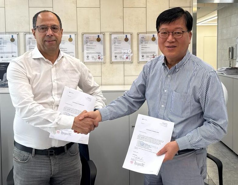 이진태 <span id='_stock_code_025320' data-stockcode='025320'>시노펙스</span> 본부장(오른쪽)이 Hessane Mourad 프리메딕 대표와 지난 18일 시노펙스 방교동 사업장에서 본계약을 체결한 뒤 악수를 하고 있다. 시노펙스 제공