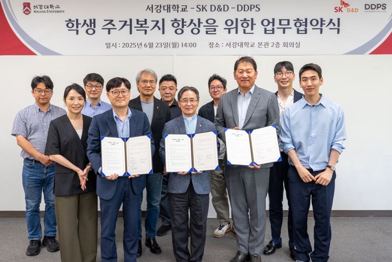디앤디프라퍼티솔루션 오영래 대표(앞줄 왼쪽부터), 서강대학교 심종혁 총장, <span id='_stock_code_210980' data-stockcode='210980'>SK디앤디</span> 김도현 대표가 업무협약을 체결한 뒤 기념촬영을 하고 있다. SK디앤디 제공