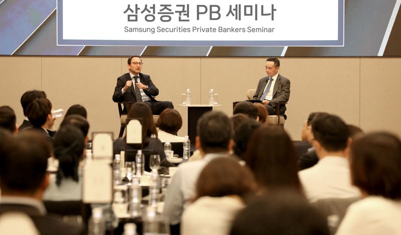 존 그레이 블랙스톤 사장 겸 최고운영책임자(COO, 왼쪽)가 지난 5월 29일 서울 서초구 <span id='_stock_code_016360' data-stockcode='016360'>삼성증권</span> 본사를 방문해 삼성증권 PB를 대상으로 세미나를 진행하고 있다. 삼성증권 제공