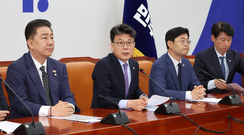 진성준 더불어민주당 정책위의장(왼쪽 두번째)이 24일 국회에서 열린 원내대책회의에서 발언하고 있다. 왼쪽은 김병기 당 대표 직무대행 겸 원내대표. 연합뉴스