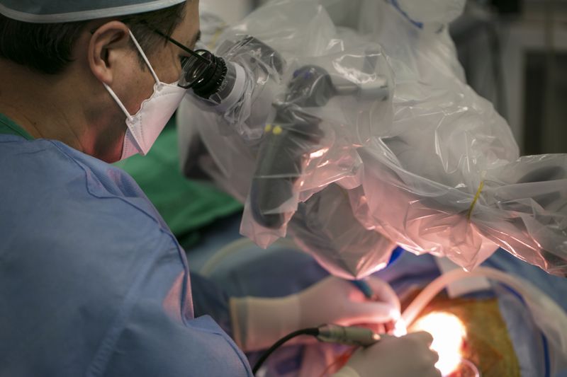 최재영 교수가 인공와우 수술을 하고 있다. 연세대의료원 제공