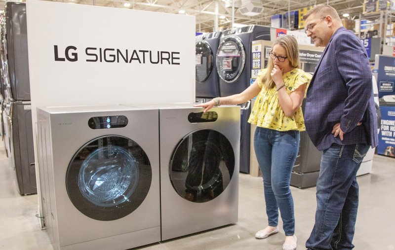 미국 현지 로우스 매장에 전시된 '<span id='_stock_code_003550' data-stockcode='003550'>LG</span> 시그니처' 세탁기 및 건조기 제품을 한 미국 고객이 살펴보고 있다. <span id='_stock_code_066570' data-stockcode='066570'>LG전자</span>