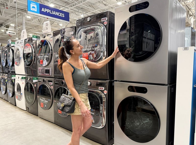 한 고객이 미국 로우스 매장에 전시된 'LG 시그니처' 세탁기 및 건조기 제품을 보고 있다. LG전자 제공