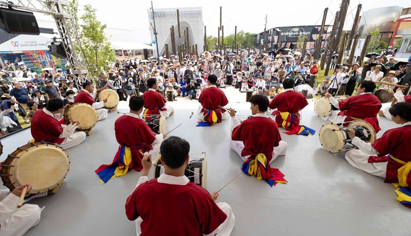 지난 22일 오사카엑스포 야외공연장에서 열린 크라운해태 한음회 공연에서 크라운해태 임직원과 서울예술대 학생들이 국악 공연을 진행하고 있다. 크라운해태 제공 