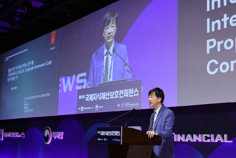 파이낸셜뉴스와 특허청이 공동주최하는 제15회 국제지식재산보호컨퍼런스가 24일 서울 웨스틴 조선호텔 그랜드볼룸에서 열려 스기미츠 카즈나리 가나자와 공업대학교 교수가 기조강연을 하고 있다. 사진&#x3D;서동일 기자