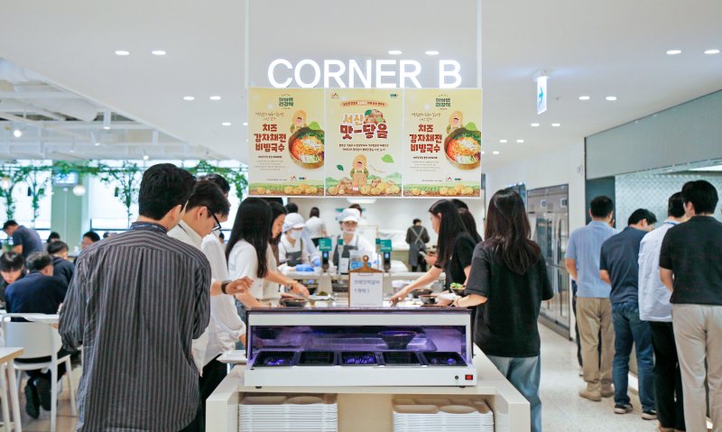  현대그린푸드가 운영 중인 단체급식 사업장에서 '맛-닿음 프로젝트'의 일환으로 서산 감자를 활용한 단체급식 메뉴를 제공하고 있는 모습. 현대그린푸드 제공 