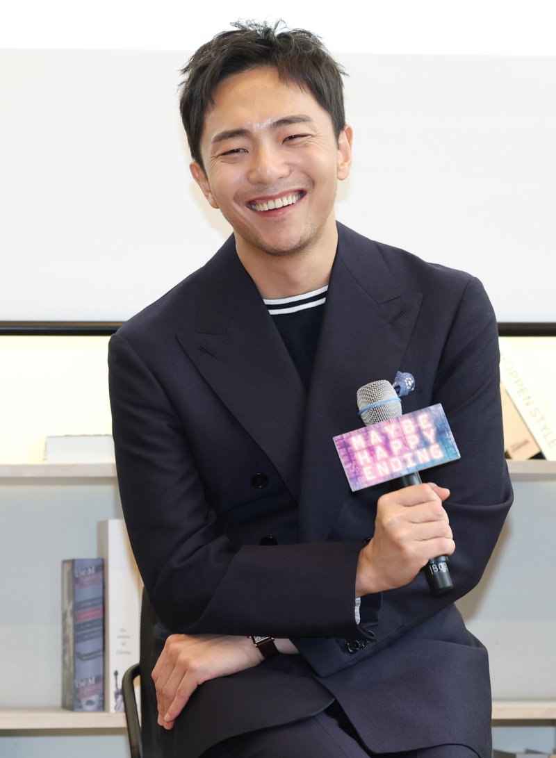 박천휴 작가가 24일 서울 중구 커뮤니티하우스 마실에서 열린 뮤지컬 ‘어쩌면 해피엔딩’ 토니상 6관왕 기자간담회에서 소감을 말하고 있다. ‘어쩌면 해피엔딩’은 지난 8일(현지시간) 열린 제78회 ‘토니 어워즈(Tony Awards)’ 시상식에서 뮤지컬 부문 작품상, 연출상, 각본상, 남우주연상, 음악상(작곡 및 작사), 무대디자인상 등 6개 부문상을 거머쥐었다. 뉴스1