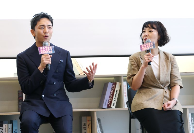 박천휴 작가와 프로듀서 한경숙(오른쪽)이 24일 서울 중구 커뮤니티하우스 마실에서 열린 뮤지컬 ‘어쩌면 해피엔딩’ 토니상 6관왕 기자간담회에서 취재진 질문에 답하고 있다. ‘어쩌면 해피엔딩’은 지난 8일(현지시간) 열린 제78회 ‘토니 어워즈(Tony Awards)’ 시상식에서 뮤지컬 부문 작품상, 연출상, 각본상, 남우주연상, 음악상(작곡 및 작사), 무대디자인상 등 6개 부문상을 거머쥐었다. 뉴스1