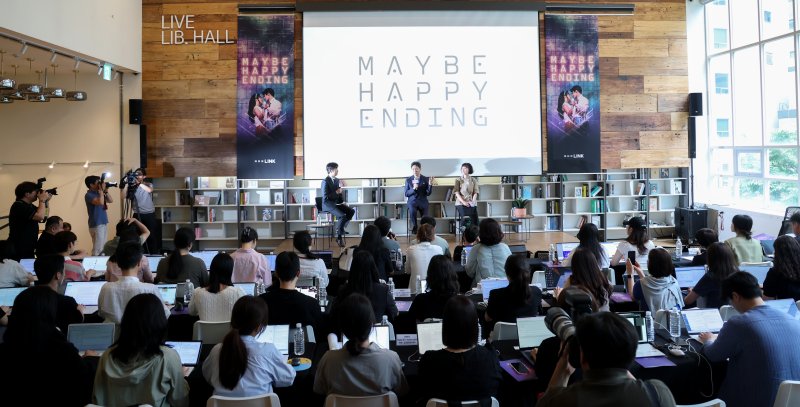 박천휴 작가가 24일 서울 중구 커뮤니티하우스 마실에서 열린 뮤지컬 ‘어쩌면 해피엔딩’ 토니상 6관왕 기자간담회에서 소감을 말하고 있다. ‘어쩌면 해피엔딩’은 지난 8일(현지시간) 열린 제78회 ‘토니 어워즈(Tony Awards)’ 시상식에서 뮤지컬 부문 작품상, 연출상, 각본상, 남우주연상, 음악상(작곡 및 작사), 무대디자인상 등 6개 부문상을 거머쥐었다. 뉴스1