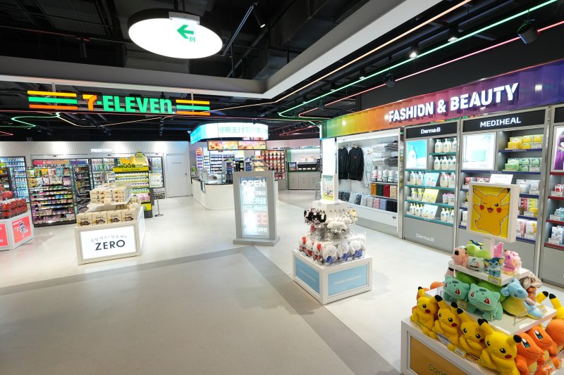 패션·뷰티 강화형 매장으로 선보인 세븐일레븐 동대문 던던점 전경. 세븐일레븐 제공