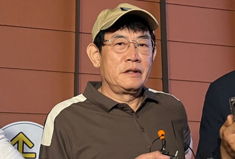 코미디언 이경규가 24일 오후 11시 45분께 서울 강남경찰서에서 약물 운전 혐의와 관련한 조사를 마친 뒤 취재진의 질문에 답하고 있다. /사진=뉴스1