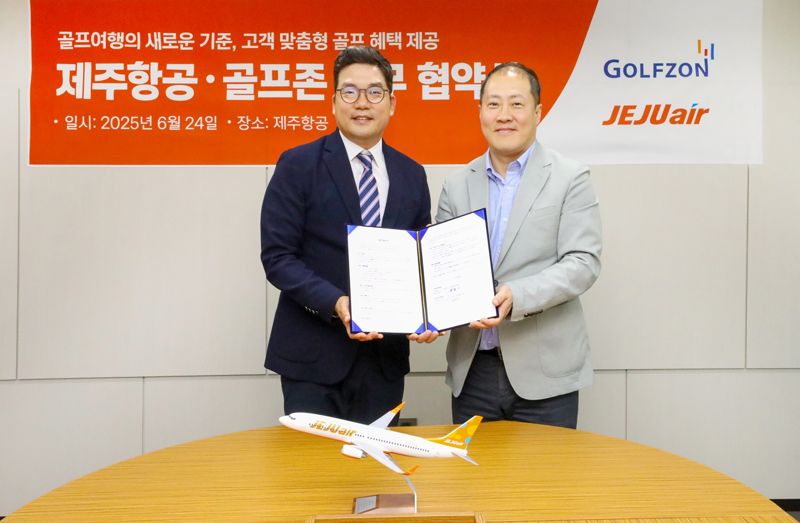 정재필 <span id='_stock_code_089590' data-stockcode='089590'>제주항공</span> 커머셜본부장(오른쪽)과 손장순 <span id='_stock_code_215000' data-stockcode='215000'>골프존</span> 플랫폼사업본부장이 지난 24일 서울 강서구 제주항공 서울지사에서 골프 인프라 활용 공동 마케팅 추진을 위한 업무제휴를 체결한 뒤 기념촬영을 하고 있다. 제주항공 제공