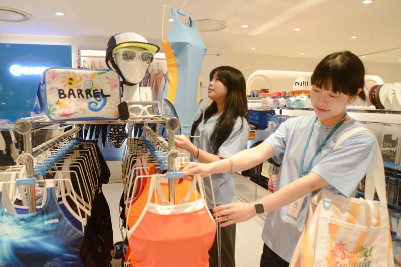 롯데백화점 부산본점 7층 &#39;<span id='_stock_code_267790' data-stockcode='267790'>배럴</span>&#39; 매장에서 본격적인 바캉스 시즌을 맞아 다양한 스타일의 수영복을 선보이고 있다. 롯데백화점 제공 