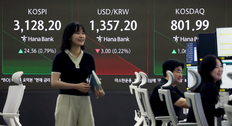 25일 서울 중구 하나은행 딜링룸에서 딜러들이 업무를 보고 있다. /사진=뉴시스