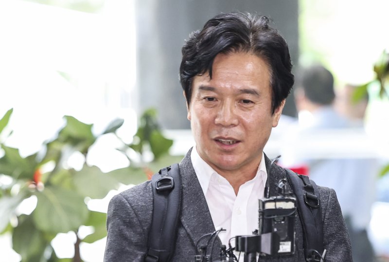 김영훈 고용노동부 장관 후보자가 지난 24일 서울 중구 서울지방고용노동청에 마련된 인사청문회 준비 사무실로 출근하며 취재진의 질문에 답하고 있다. 뉴시스